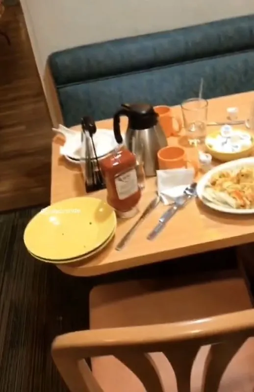 viewers divided after waitress shows the difference between how boomers and 13501