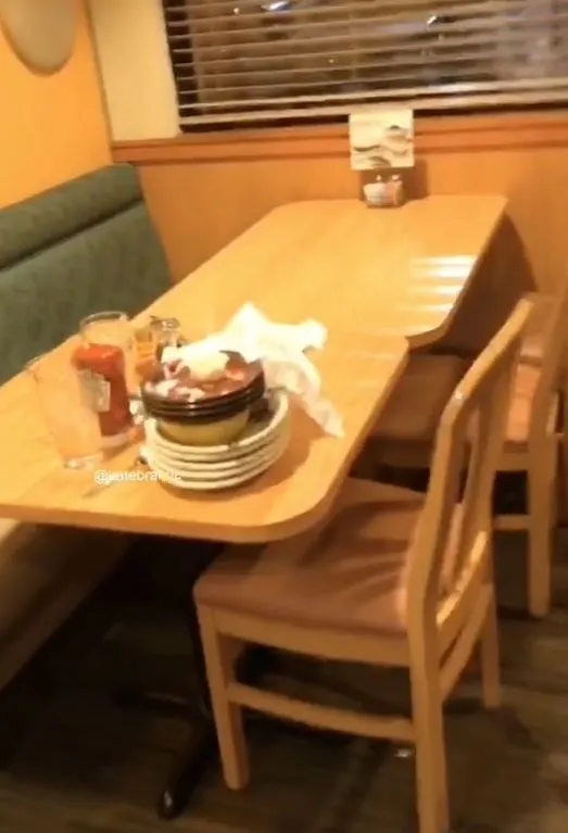 viewers divided after waitress shows the difference between how boomers and 13502