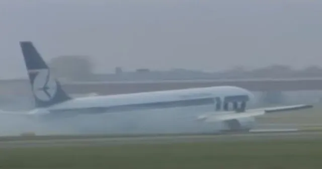 viewers say the same thing after footage shows plane landing without wheels 13664