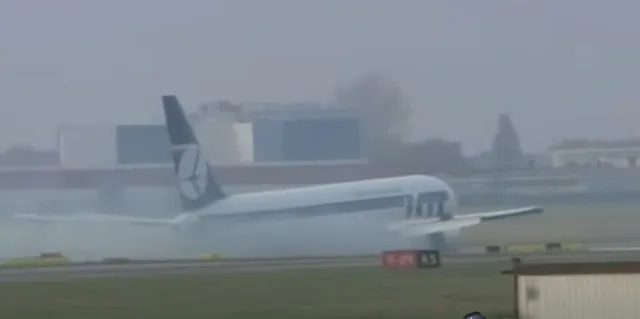 viewers say the same thing after footage shows plane landing without wheels 13662