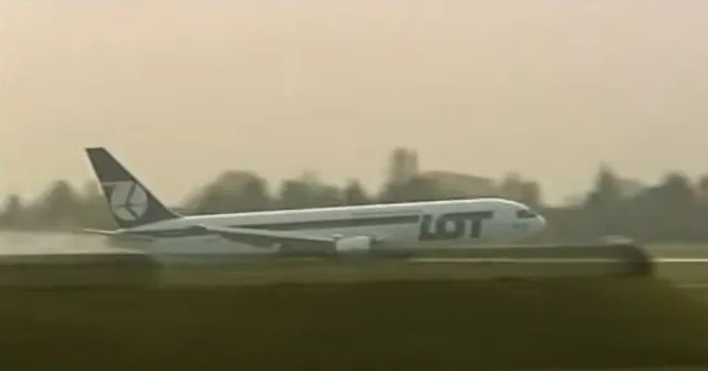 viewers say the same thing after footage shows plane landing without wheels 13663