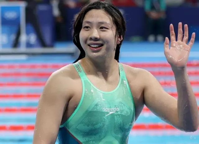 olympics fans stunned as chinese swimmer tang qianting creates bizarre on-c 13676