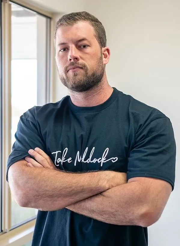 relationship expert says women should block other men online without questi 13698