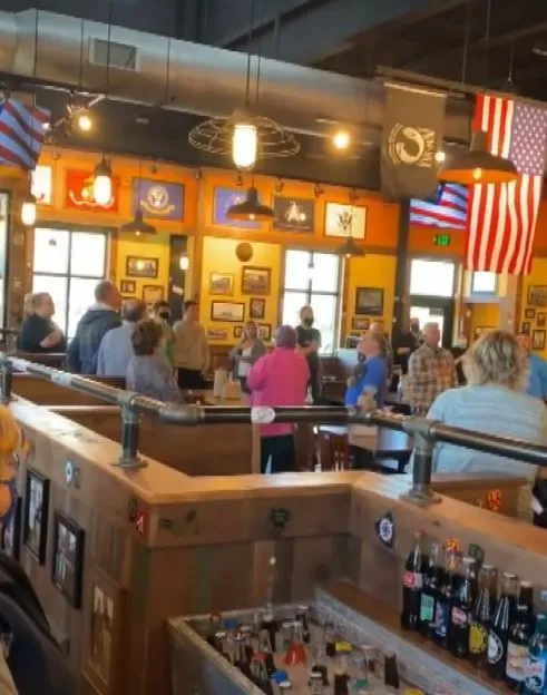 non-americans react to restaurant tradition of playing the u.s. national an 13791