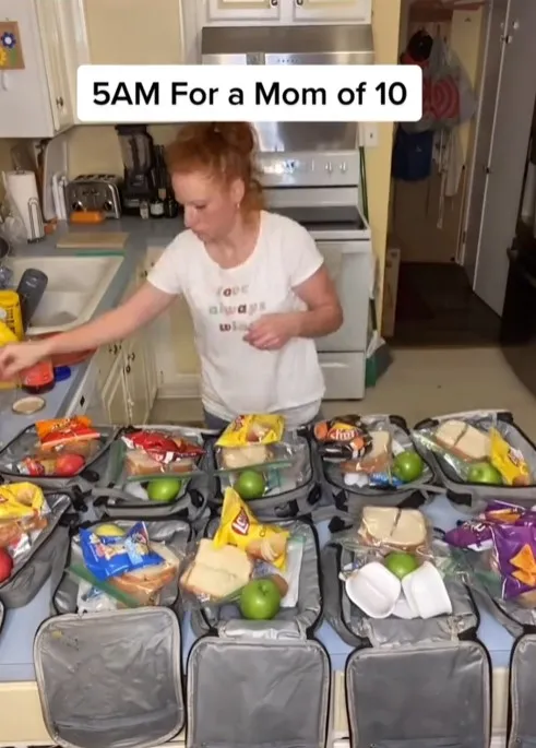 mom of 10 leaves people stunned after revealing what she serves kids for lu 13861
