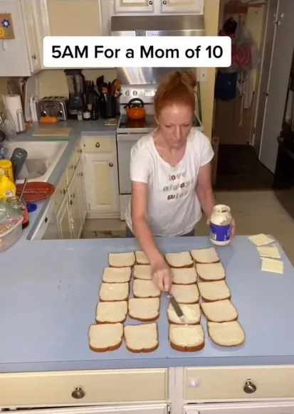 mom of 10 leaves people stunned after revealing what she serves kids for lu 13864