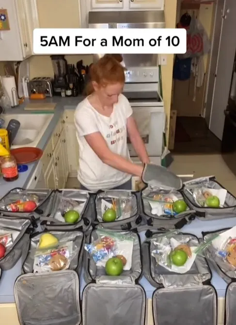 mom of 10 leaves people stunned after revealing what she serves kids for lu 13863