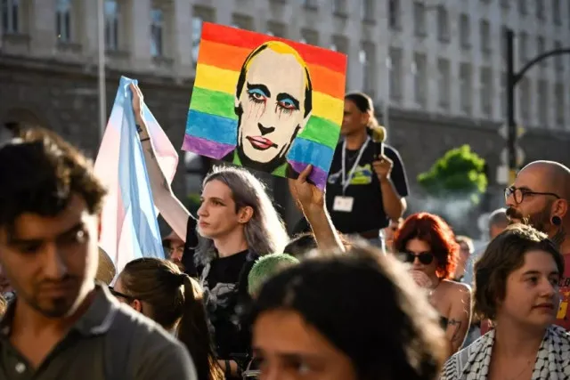 iphone user sues apple for offering him lgbt+ themed tokens that changed hi 13955