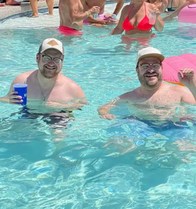 man stunned after meeting his doppelgänger on vacation 13896