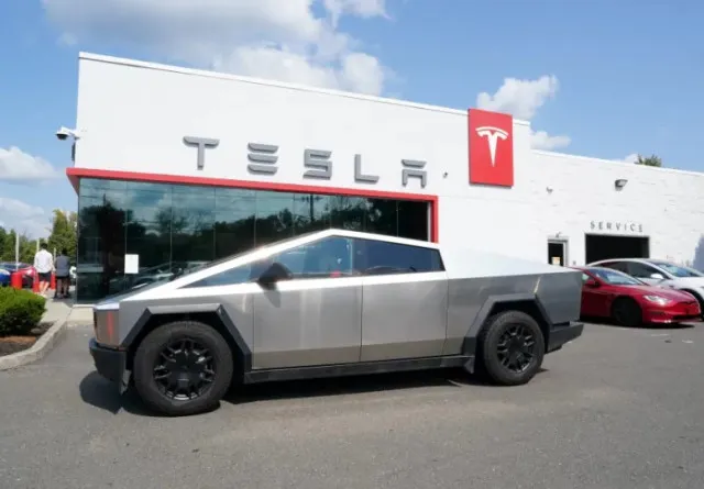 tech ceo shaken as tesla’s self-driving feature takes car onto light rail t 13922