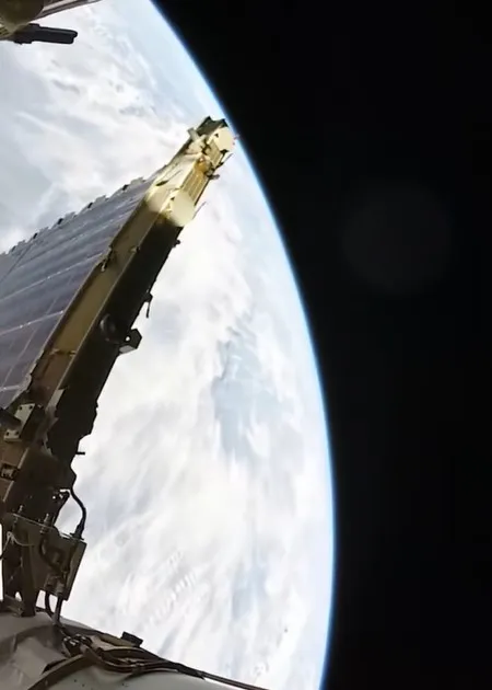 astronaut silences flat earthers with a simple gesture from space proving e 13975