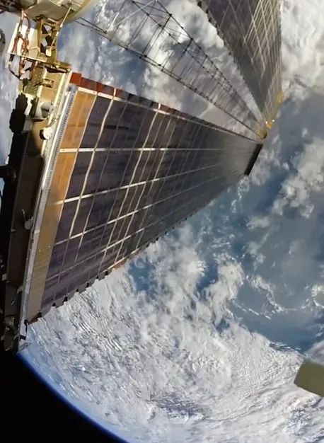 astronaut silences flat earthers with a simple gesture from space proving e 13978