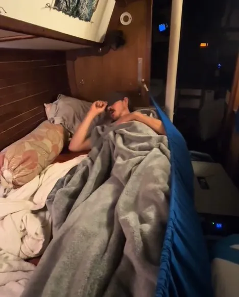 man shows how he sleep while sailing alone across pacific ocean 13988