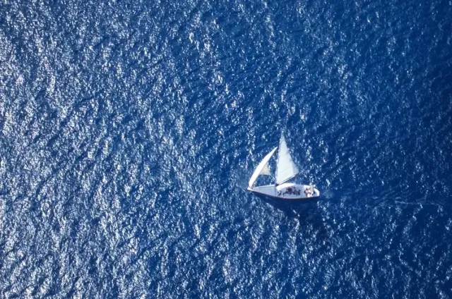 man shows how he sleep while sailing alone across pacific ocean 13986