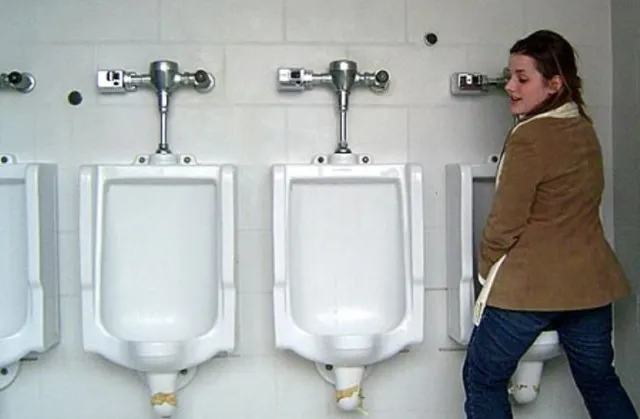 reddit user baffled after spotting a weird urinal in a public restroom 14014