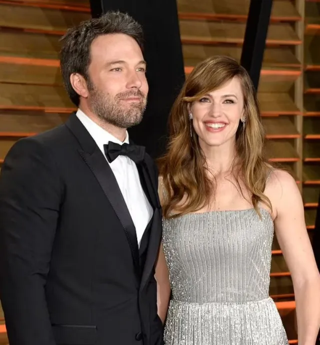 ben affleck looks downcast while evacuating to ex-wife jennifer garners ho 14176