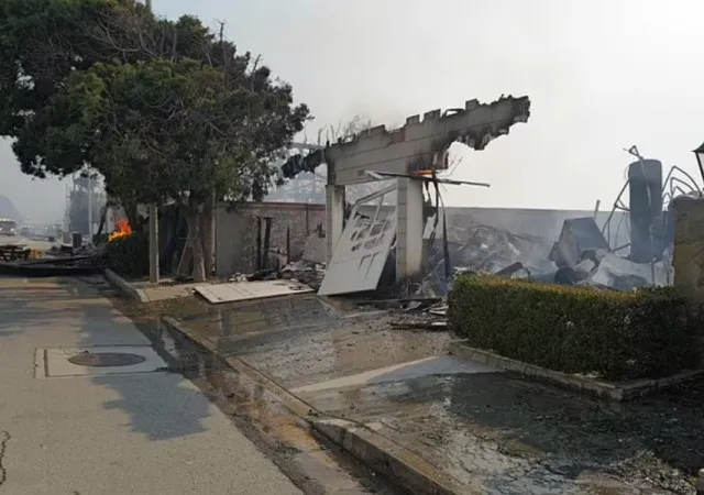 music mogul david geffens former $85m malibu mansion engulfed in palisades 14223