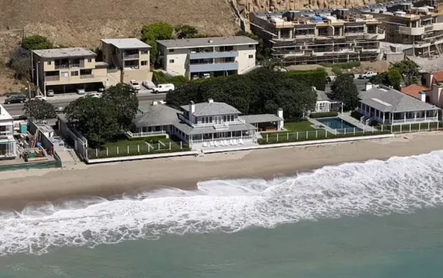 music mogul david geffens former $85m malibu mansion engulfed in palisades 14221