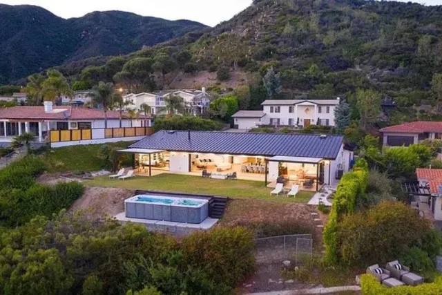 pacific palisades home of matthew perry faces wildfire threat after $8.5 mi 14153