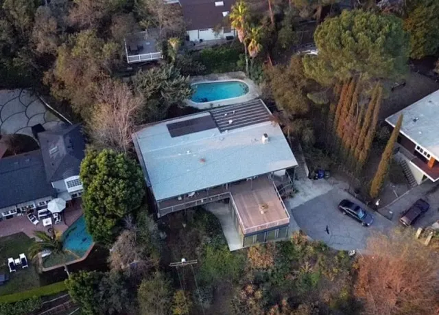 celebrities homes narrowly avoid la wildfires while neighbors face devasta 14354