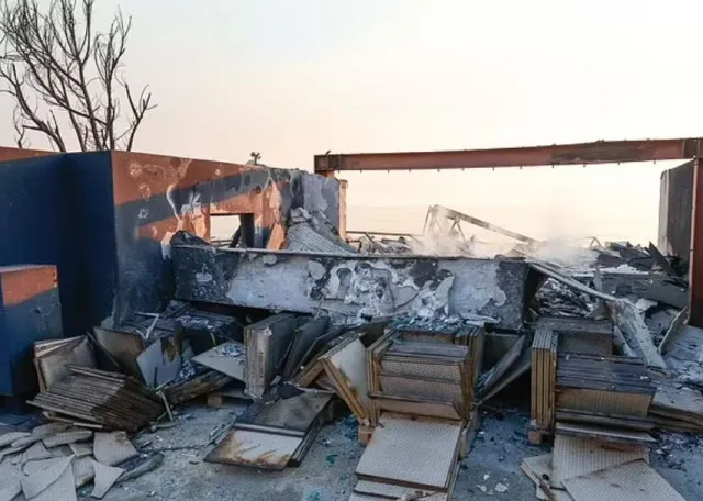 charred remains of paris hiltons malibu house seen amid la fires 14346