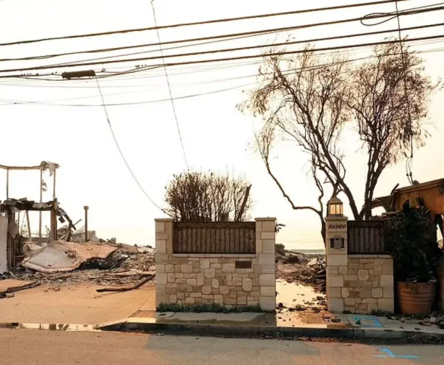 charred remains of paris hiltons malibu house seen amid la fires 14349