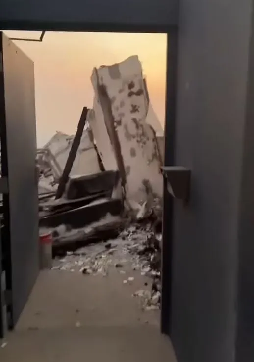 charred remains of paris hiltons malibu house seen amid la fires 14342