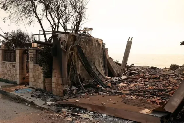 charred remains of paris hiltons malibu house seen amid la fires 14347