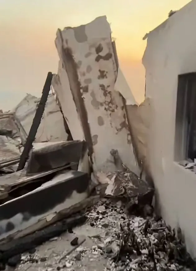 charred remains of paris hiltons malibu house seen amid la fires 14343