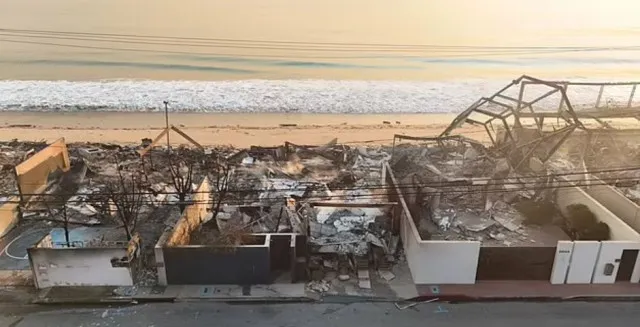 charred remains of paris hiltons malibu house seen amid la fires 14350