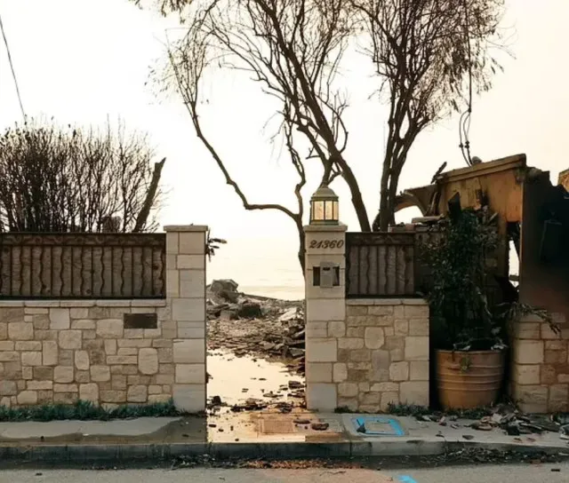 charred remains of paris hiltons malibu house seen amid la fires 14348