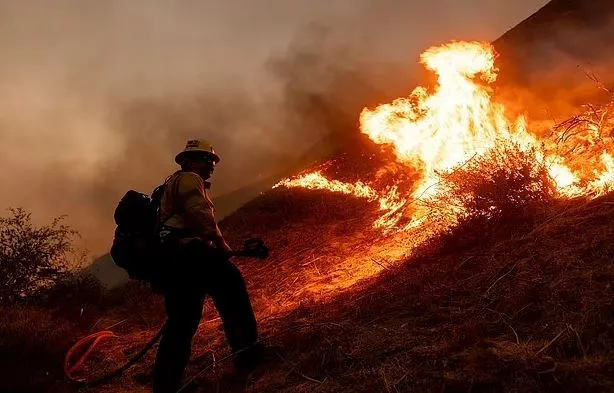 homeless man allegedly starts fire with blowtorch tackled by locals 14383