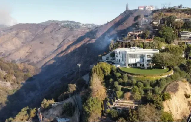 tom hanks $26m cliffside home miraculously survives the flames from ongoin 14314
