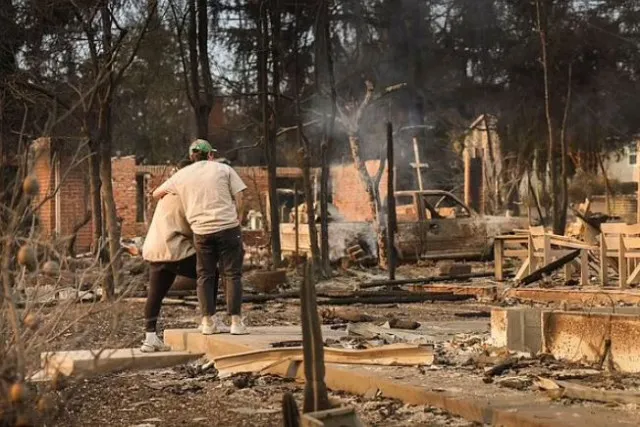 tom hanks narrowly escapes devastating la wildfire 14390