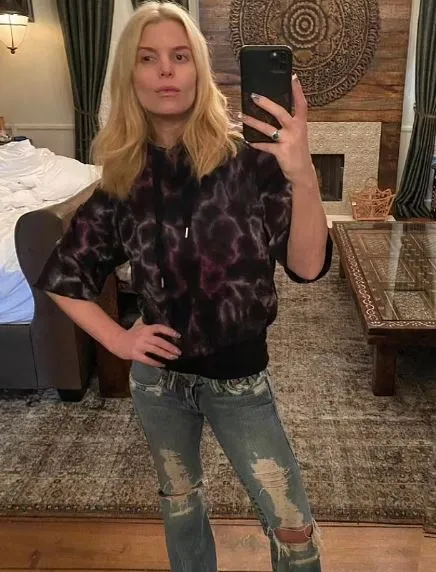 jessica simpson evacuates her la home amid wildfire threat 14440
