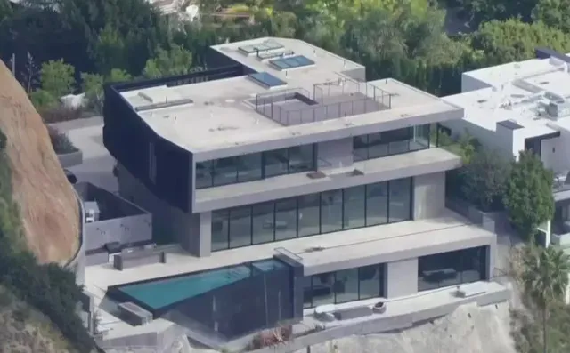 lottery winner of $2 billion loses one of his mansions in ranging la wildfi 14488