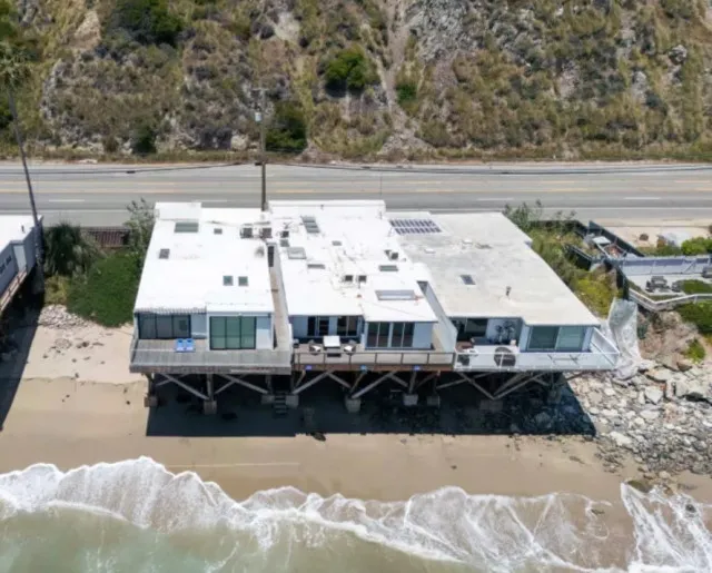 lottery winner of $2 billion loses one of his mansions in ranging la wildfi 14491