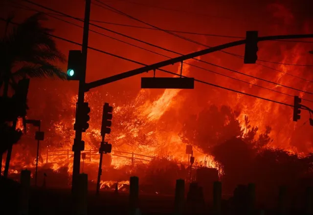 la millionaires hire $2,000/hour private firefighters as city struggles to 14592