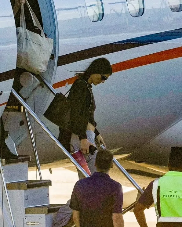 leonardo dicaprio and vittoria ceretti spotted fleeing la wildfires on priv 14618
