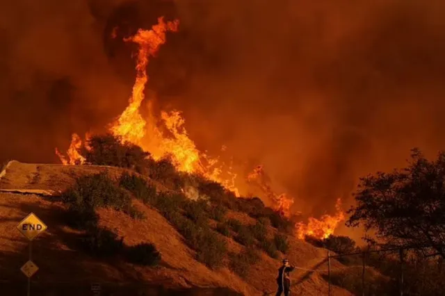 prison inmates help fight la wildfires amid rising death toll and destructi 14543