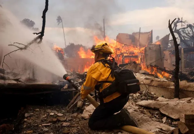 prison inmates help fight la wildfires amid rising death toll and destructi 14541