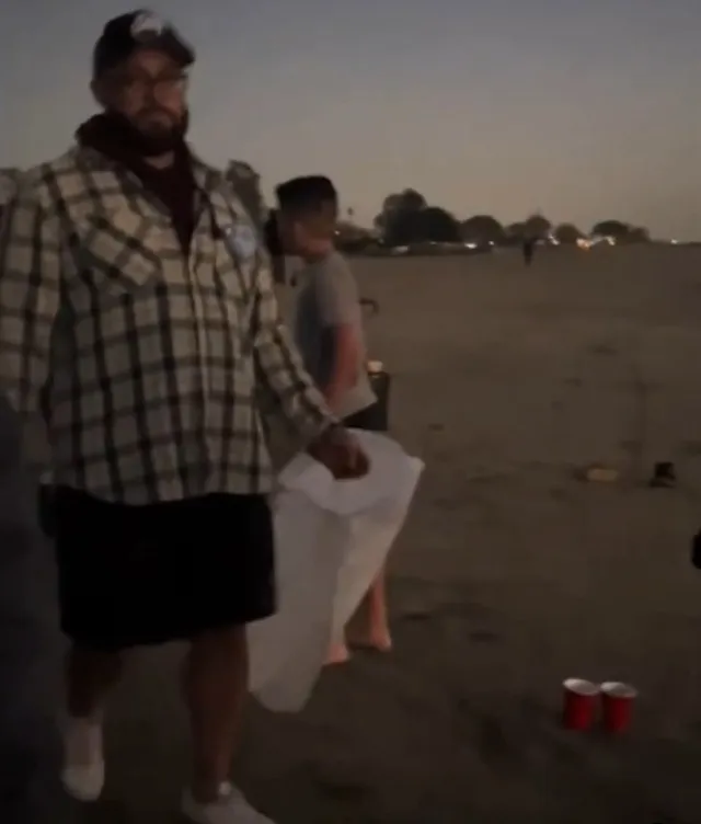 tiktoker captures reckless people releasing lantern balloons with lit candl 14567