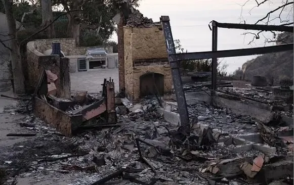 la wildfires destroy dozens of celebrities homes and force thousands to ev 14721