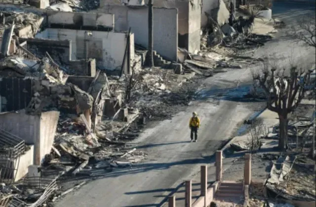 la firefighter leader breaks down in tears over burned ruins after years of 14873