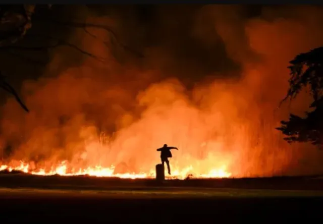 la firefighter leader breaks down in tears over burned ruins after years of 14874