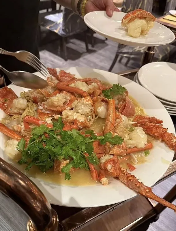 woman furious after being charged $380 for live lobster at chinese restau 14879
