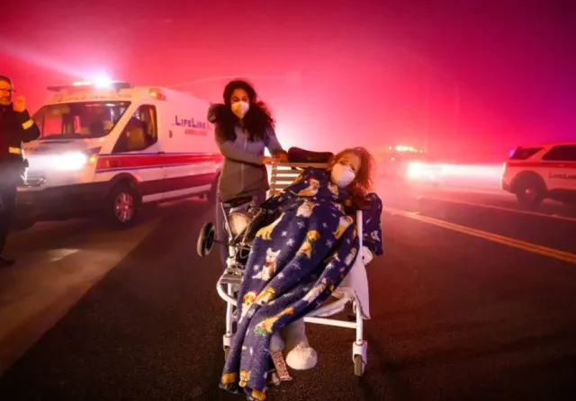 kelly osbourne calls out celebrities for using the la fires as a photo op, 14973