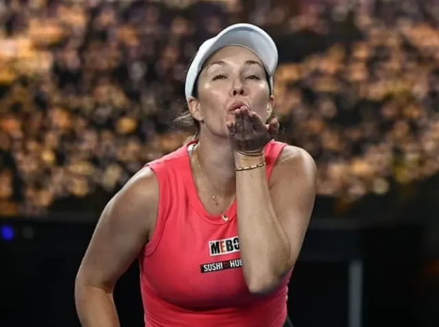 tennis star hits back at shouting crowd by slapping backside and boasting o 14948