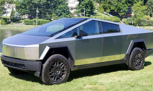 tesla-owner-turns-cybertruck-into-giant-mirror-sparking-mixed-reactions 15070