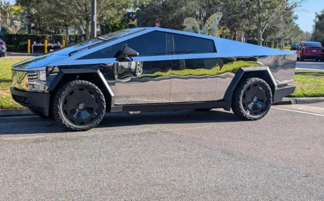 tesla-owner-turns-cybertruck-into-giant-mirror-sparking-mixed-reactions 15071